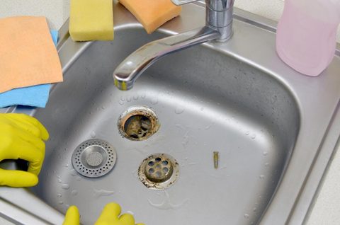 Évier de cuisine bouché : 4 solutions à essayer avant d'appeler un professionnel